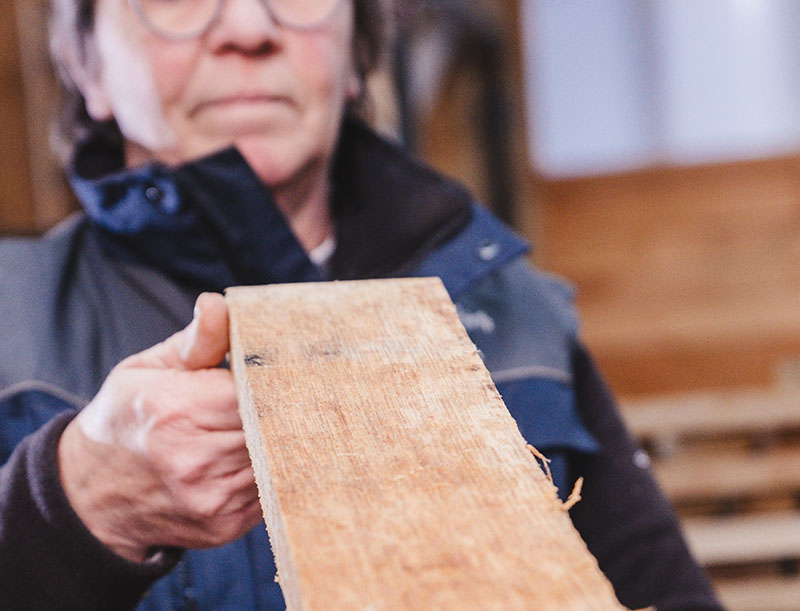 Photo d'un ouvrier travaillant le bois, nos engagements en faveur de la qualité